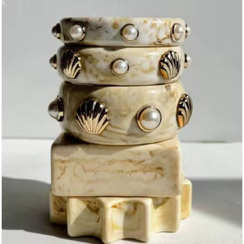 A Acrylic Patch Shell Bracelet