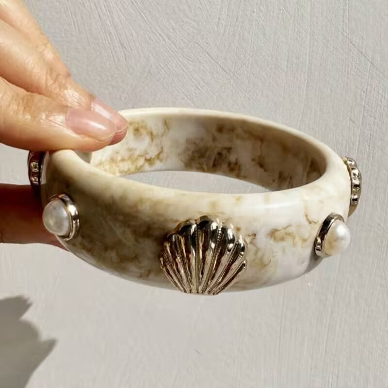 A Acrylic Patch Shell Bracelet