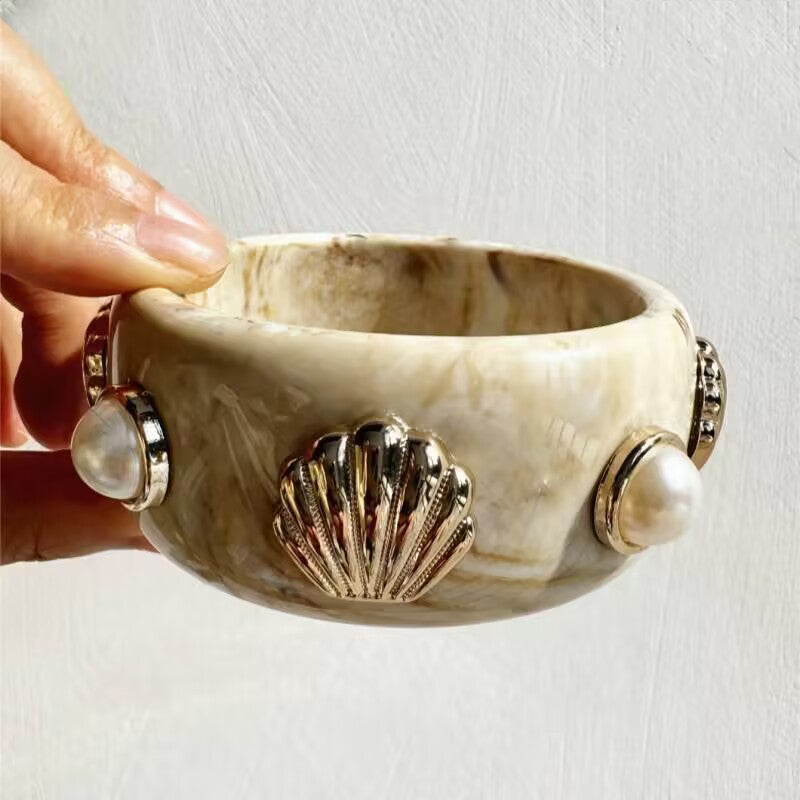 A Acrylic Patch Shell Bracelet