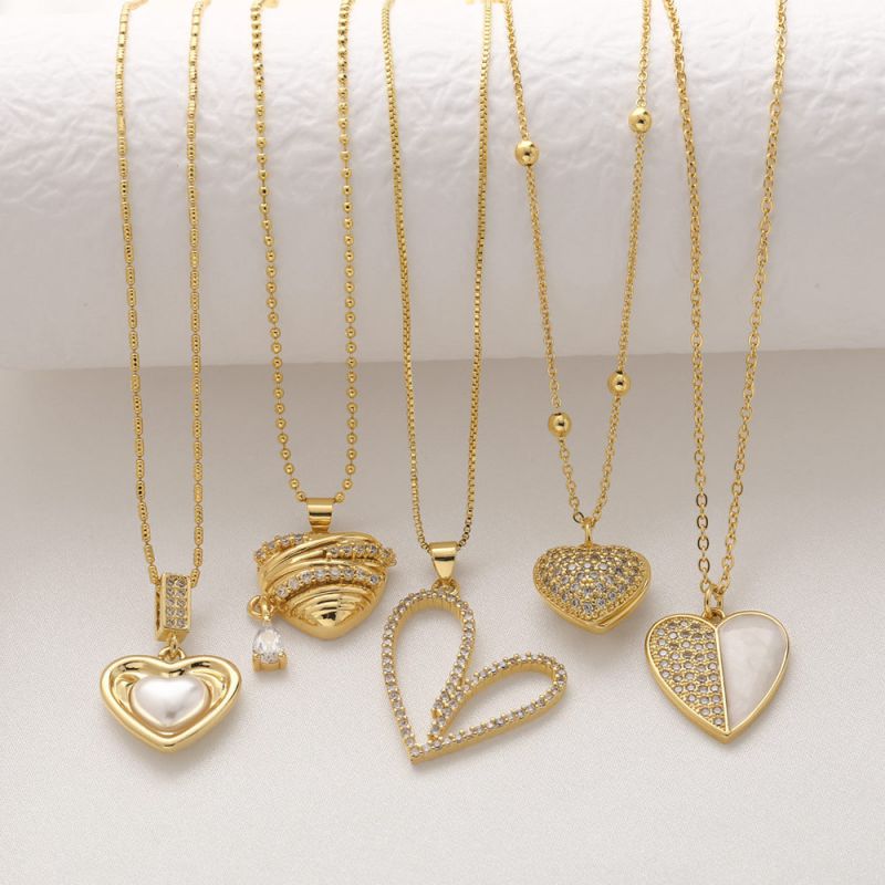 A Copper-plated Gold-plated Heart Necklace With Diamonds And Pearls