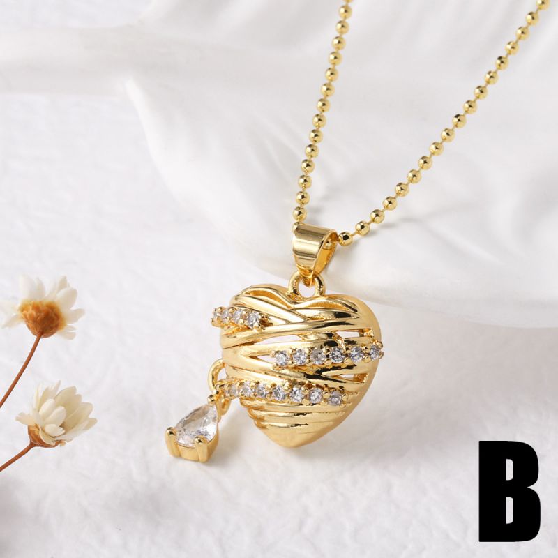 A Copper-plated Gold-plated Heart Necklace With Diamonds And Pearls