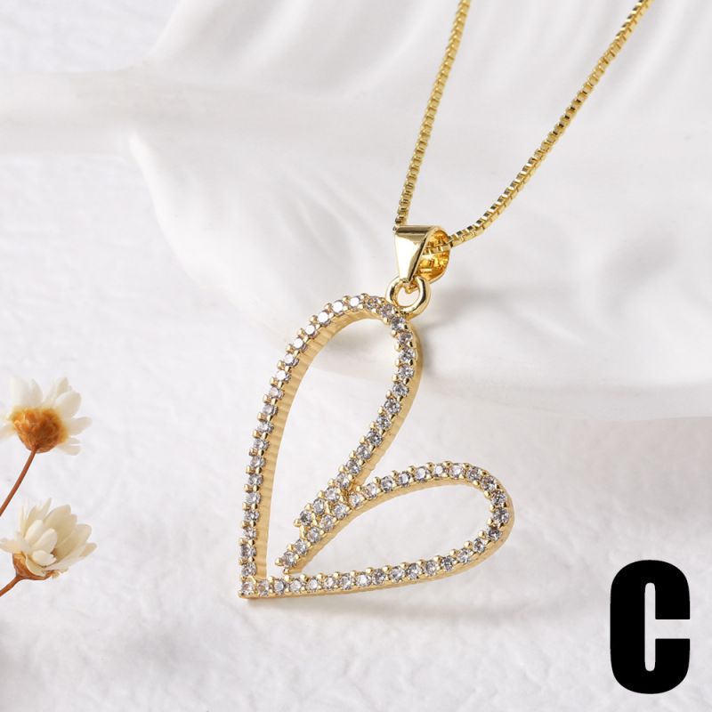 A Copper-plated Gold-plated Heart Necklace With Diamonds And Pearls