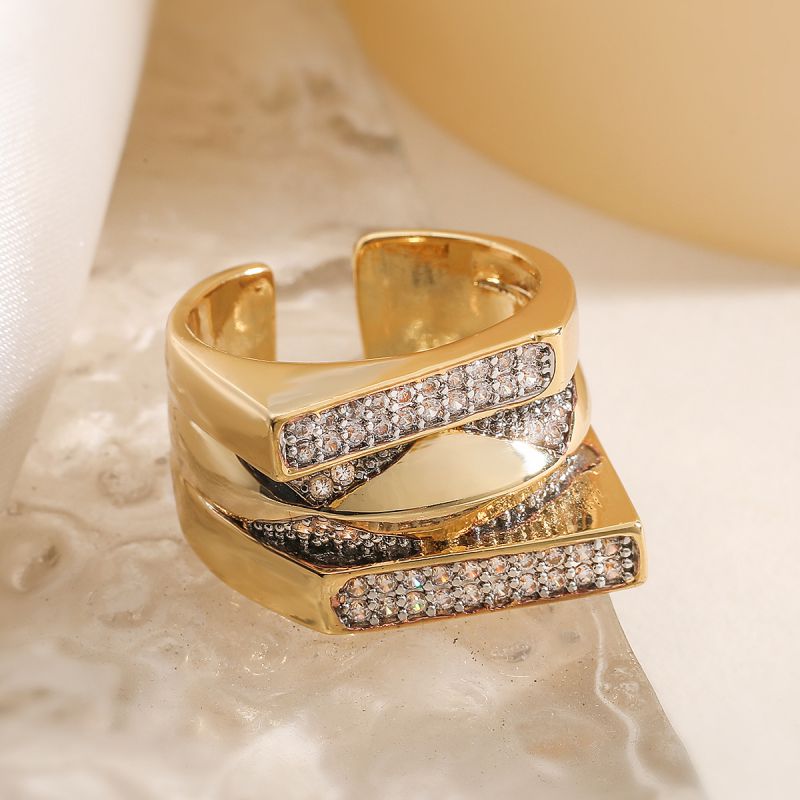 Interlocking No. 1 Copper Round Ring With Diamonds