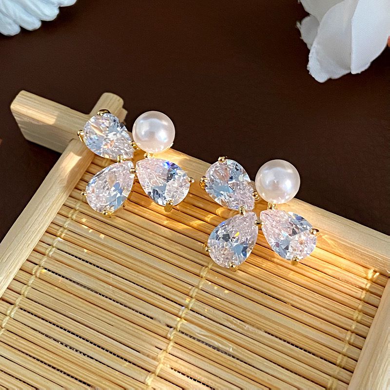 Silver (thickened With Real Gold Plating) Copper And Diamond-encrusted Flower Earrings