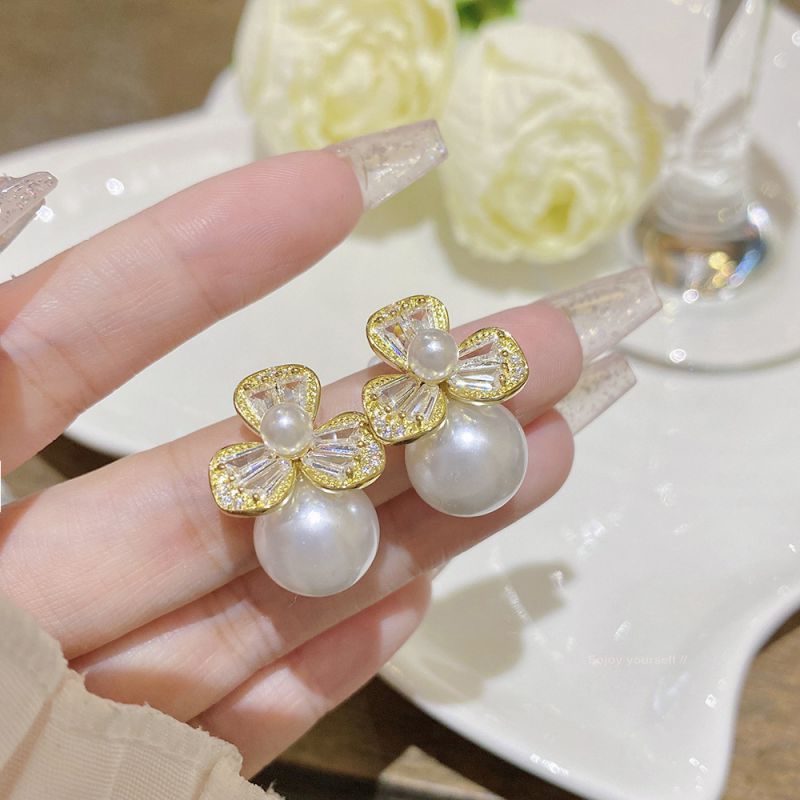 Gold Copper Diamond-encrusted Petal Pearl Earrings