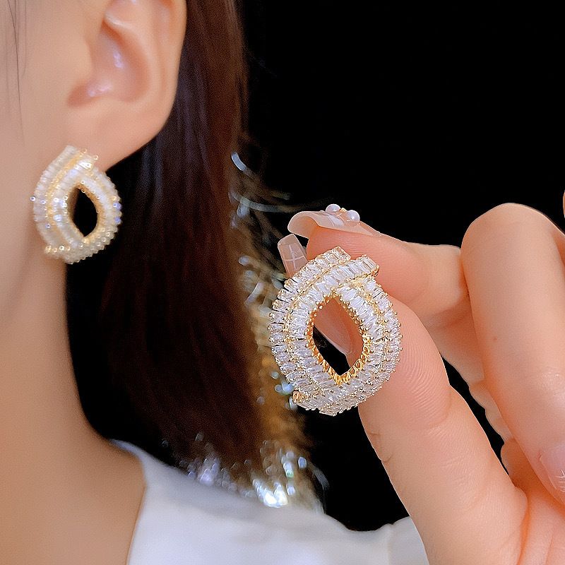 Gold (thickened Genuine Gold Plating) Brass And Diamond-encrusted Irregular-shaped Earrings