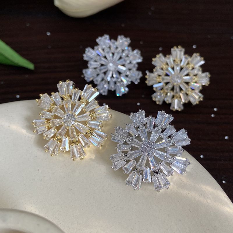 Gold (thickened Genuine Gold Plating) Brass And Diamond-encrusted Snowflake Earrings