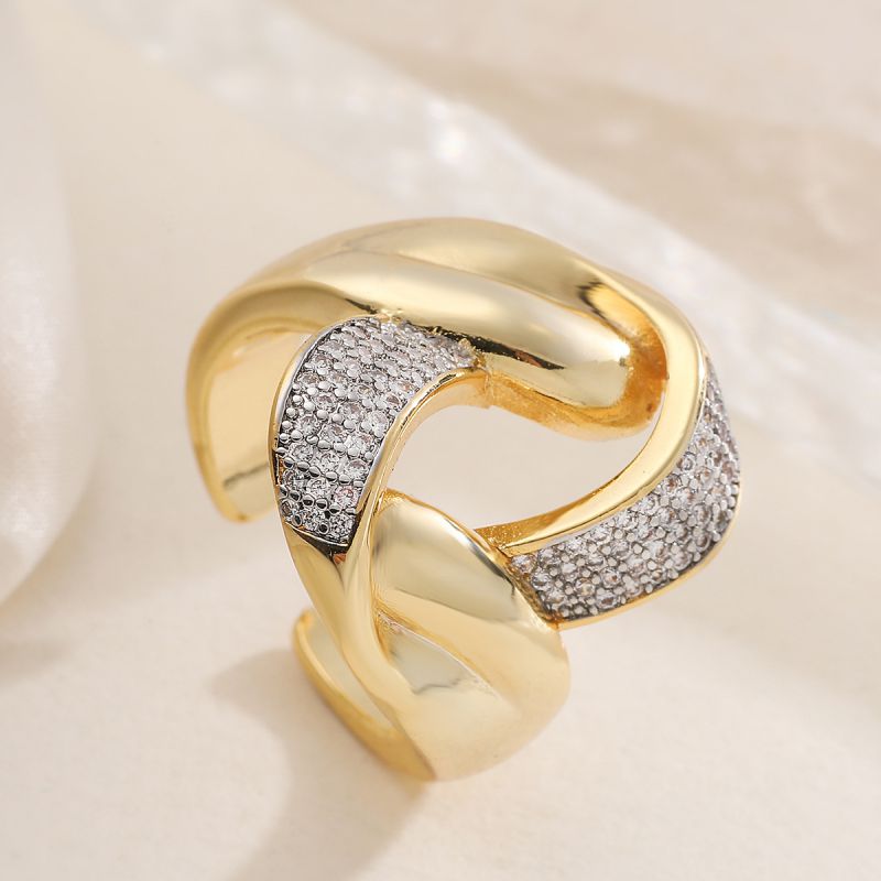 Interlocking No. 1 Copper Round Ring With Diamonds