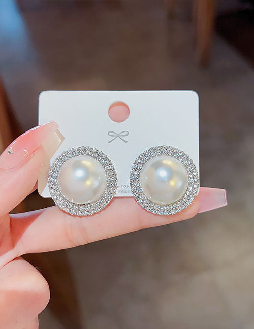 Fashion Gold Round Pearl Stud Earrings In Titanium Steel And Diamonds