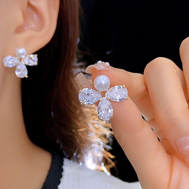 Silver (thickened With Real Gold Plating) Copper And Diamond-encrusted Flower Earrings