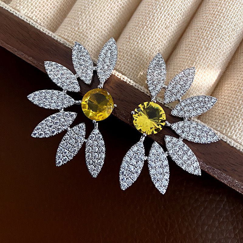 Silver (thickened With Real Gold Plating) Copper And Diamond-encrusted Flower Earrings