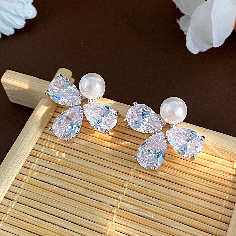 Silver (thickened With Real Gold Plating) Copper And Diamond-encrusted Flower Earrings