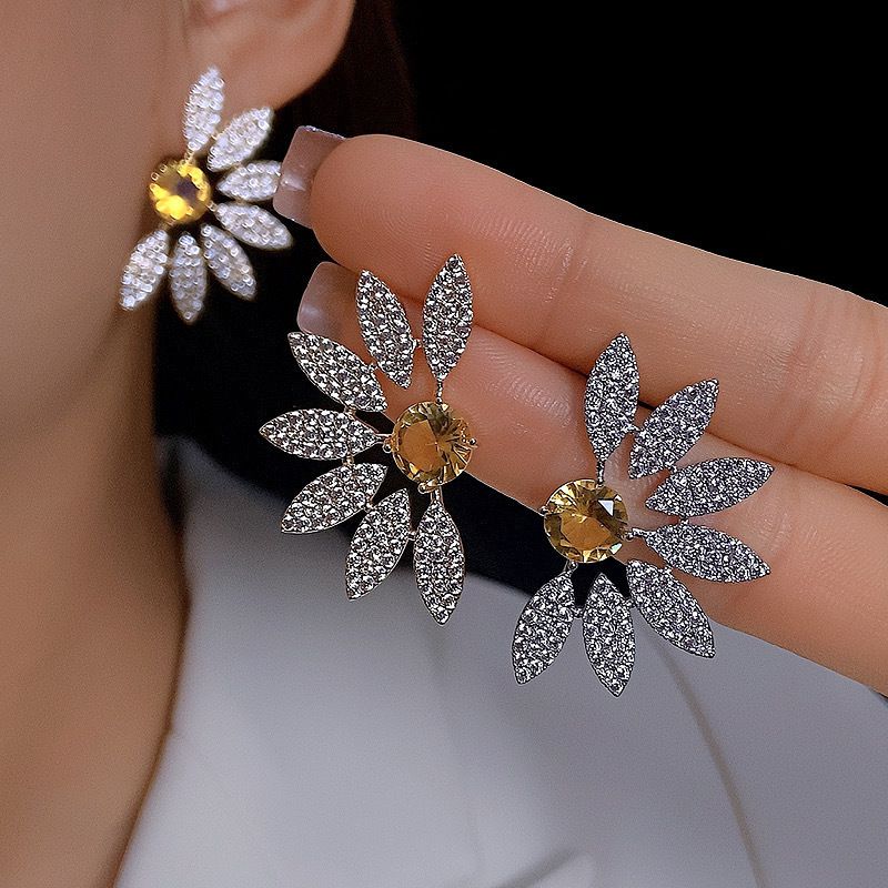 Silver (thickened With Real Gold Plating) Copper And Diamond-encrusted Flower Earrings